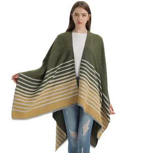 Poncho tricoté vert foncé pour femme avec rayures jaunes et bordures à franges