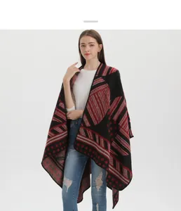 Trama dettagliata della maglia del mantello vintage con motivo geometrico colorato