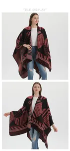Dettaglio della maglia con blocchi geometrici e pois su un caldo poncho rosso