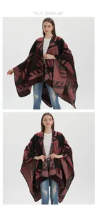 Dettaglio del motivo geometrico rosso, nero e grigio su questo scialle poncho in maglia