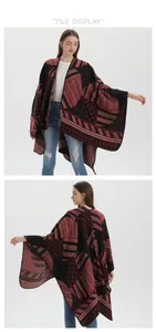 Dettaglio fronte e retro di uno scialle in maglia con motivi geometrici rossi e neri