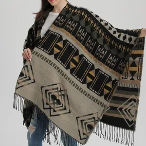 Détail du châle bohème à motifs géométriques avec de longues franges noires