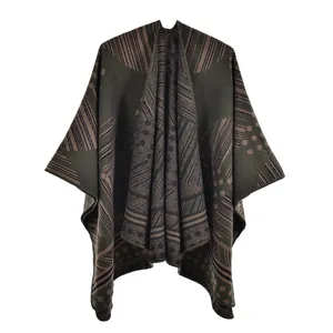 Dettaglio dello scialle in maglia verde oliva con motivi geometrici e trama calda