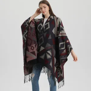 Châle bohème en maille géométrique avec pompons en bleu marine, bordeaux et gris