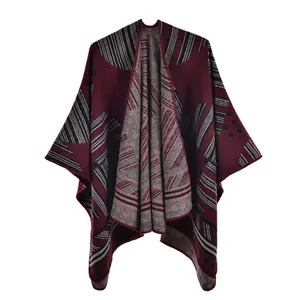 Dettaglio della maglia dello scialle bordeaux con motivi a righe e pois geometrici