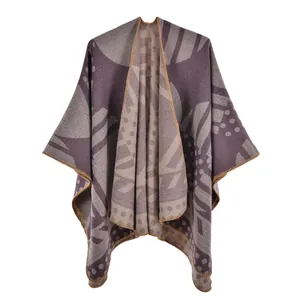 Dettaglio della trama in maglia con motivi geometrici viola e grigi e bordo marrone