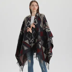 Poncho bohème en jacquard à motifs géométriques et franges pour l'automne-hiver
