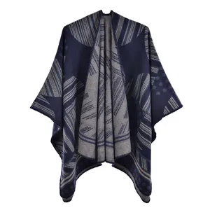 Dettaglio della trama in maglia blu scuro e grigio con motivi geometrici fini