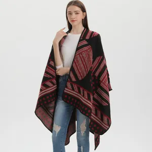 Scialle da donna in maglia stile bohémien rosso e nero con motivi geometrici invernali