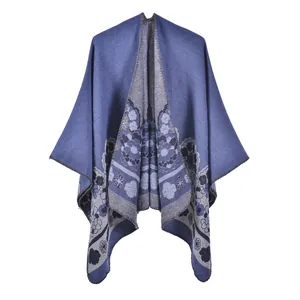 Détail du tissage jacquard floral sur un châle poncho chaud pour femme bleu et gris