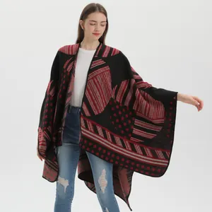 Mantella in maglia vintage da donna con motivi geometrici a blocchi rosso, nero e grigio