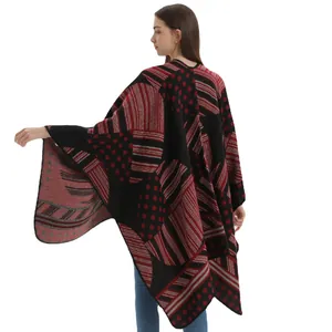 Poncho scialle in maglia vintage da donna con blocchi di colore rosso nero grigio e motivi