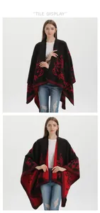 Dettaglio del motivo floreale jacquard rosso su un pesante poncho invernale nero