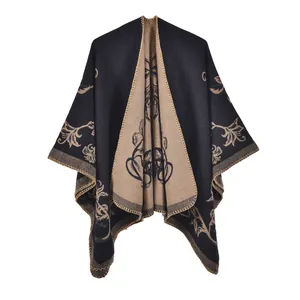 Détail d'un poncho en maille florale avec tissu double face et bords festonnés