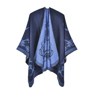 Dettaglio ricamo jacquard floreale su mantella spessa in cashmere blu navy e azzurro