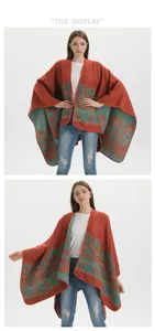 Dettaglio di un poncho vintage in maglia con motivi jacquard floreali arancio e blu
