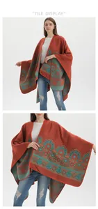 Dettagli dello scialle in maglia vintage con motivi floreali jacquard e spacco frontale