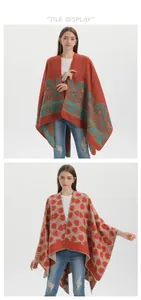 Dettaglio dei motivi etnici e astratti in maglia su morbidi poncho invernali caldi