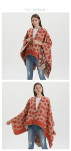 Dettaglio dello scialle in maglia da donna con motivi floreali astratti e cuciture a sopraggitto