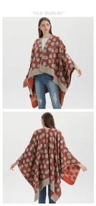 Dettaglio di scialle in maglia con motivi arancio e beige e bordi rifiniti a mano