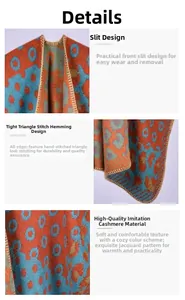 Détail d'un poncho orange doux avec des pois bleus et des coutures en triangle à la main