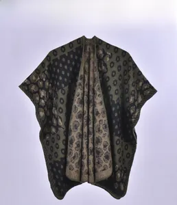 Gros plan sur le tricot jacquard épais à motif animal et l'ourlet côtelé du châle