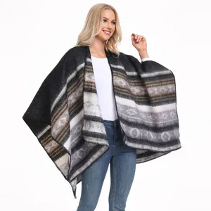 Detail eines dicken Herbst-Streifenponchos mit ethnischen Mustern und genähten Kanten