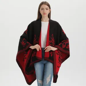 Poncho scialle in maglia da donna con motivi floreali rossi su base nera elegante