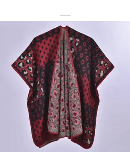 Détail d'un poncho en tricot avec imprimé léopard rouge et noir et motifs à pois