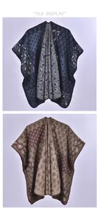 Détail de châles en tricot bleu marine et marron avec motifs léopard et à pois