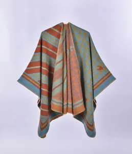 Nahaufnahme des Vintage-Strickschals mit Hahnentrittmuster und Jacquard-Strukturen