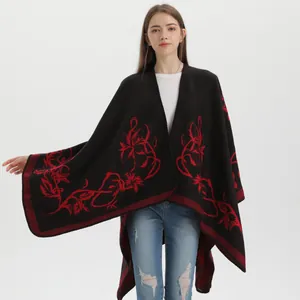 Mantella da donna in maglia jacquard nera e rossa con motivi floreali e apertura frontale