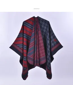 Detailansicht des dicken Strickschals mit Hahnentritt- und gestreiftem Jacquardmuster