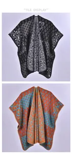 Vue à plat de châles en tricot avec motifs léopard et pois en deux coloris