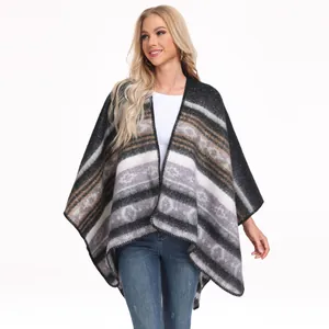 Detail des geometrischen Strickmusters und der feinen Saumnaht am Damen-Winterponcho
