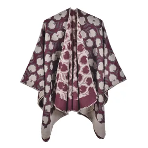 Détail du châle en tricot jacquard réversible avec coutures de finition soignées