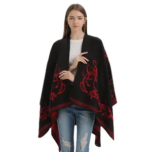 Mantella poncho in maglia da donna con motivo floreale jacquard rosso su tessuto nero