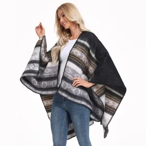 Detailansicht des ethnischen geometrischen Musters auf diesem warmen Winterponcho