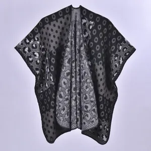 Poncho tricoté pour femme avec motifs léopard et géométriques noirs et blancs
