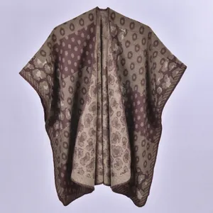 Poncho en tricot épais pour femmes avec motif léopard et bordure marron hiver
