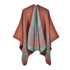 Poncho en maille pour femme rouge brique et bleu avec motifs floraux jacquard