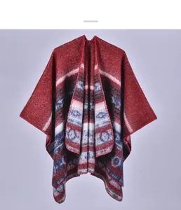 Detaillierte Strickstruktur und geometrische Muster auf retro rotem Kaschmir-Poncho