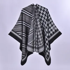 Damen Strickponcho mit Retro-Hahnentrittmuster und geometrischen Streifen in Schwarz-Grau