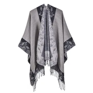 Poncho en maille gris et noir avec motifs floraux ethniques et bordures à franges