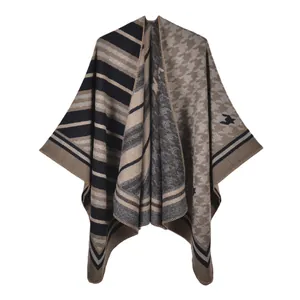 Damen Strickponcho mit Hahnentrittmuster und geometrischem Patchwork in neutralen Tönen