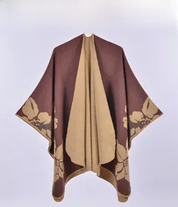 Détail macro d'un châle en maille épaisse double face avec motifs floraux bruns et bordure