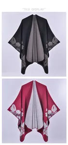 Détail du châle en maille à fleurs avec motifs double face et finitions de couture