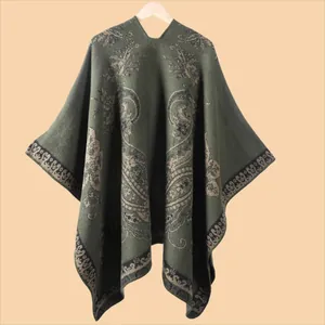 Détail d'un châle en maille vintage avec motifs paisley vert foncé et bordures fleuries