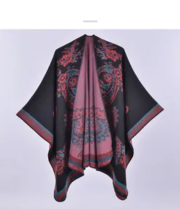 Détail de la broderie paisley et des coutures sur le châle noir imitation cachemire