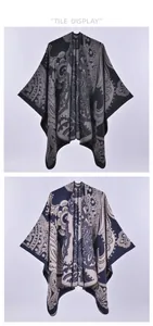 Détail à plat de deux ponchos à motif paisley dans les tons noir et bleu marine